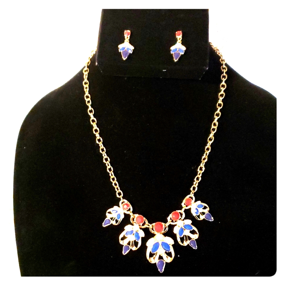 Necklace and pierced earrings. GIFT SET